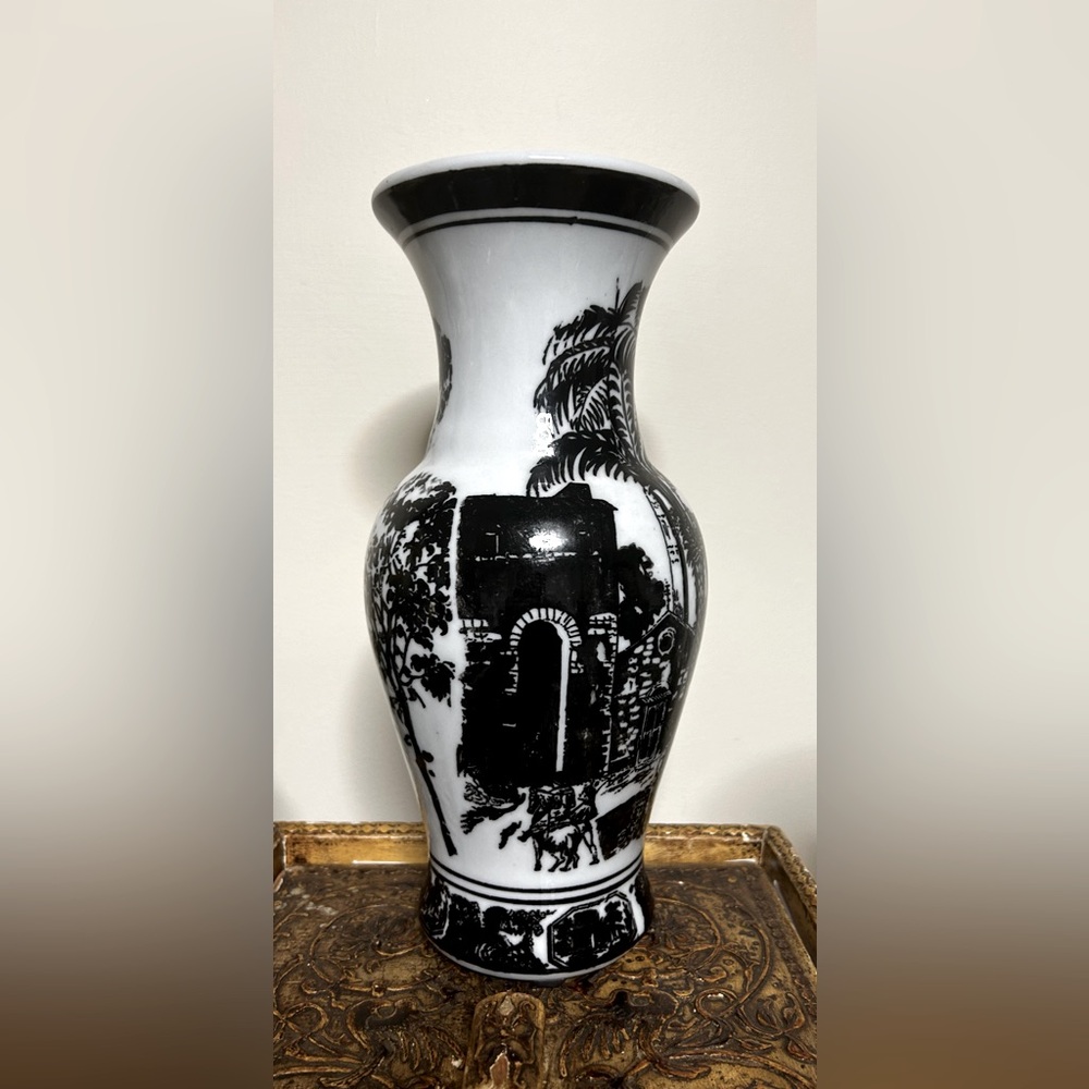 Victoria Ironstone style vase. Vintage pottery.